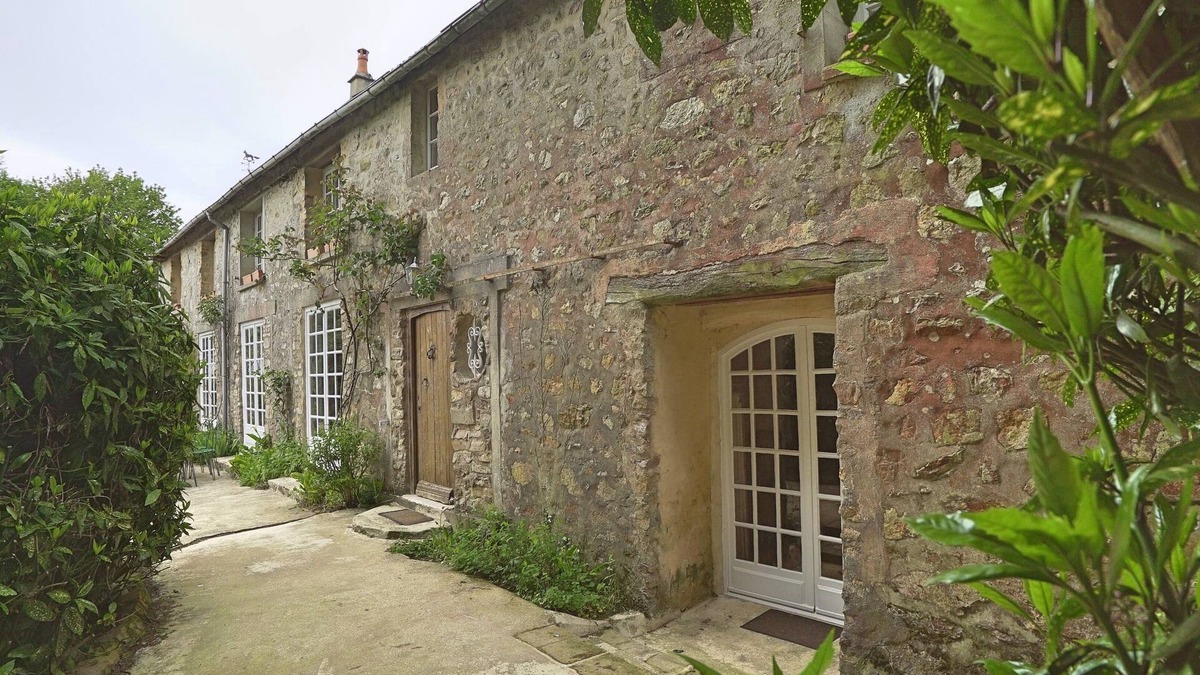 Brix House | Carriage House within the grounds of Chateau Le Mont Epinguet