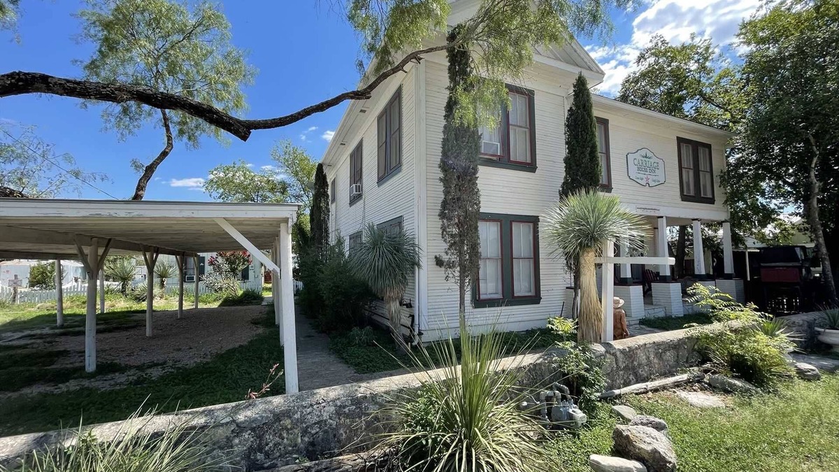 Bandera House | Carriage Inn - Cowboy Capital of the World