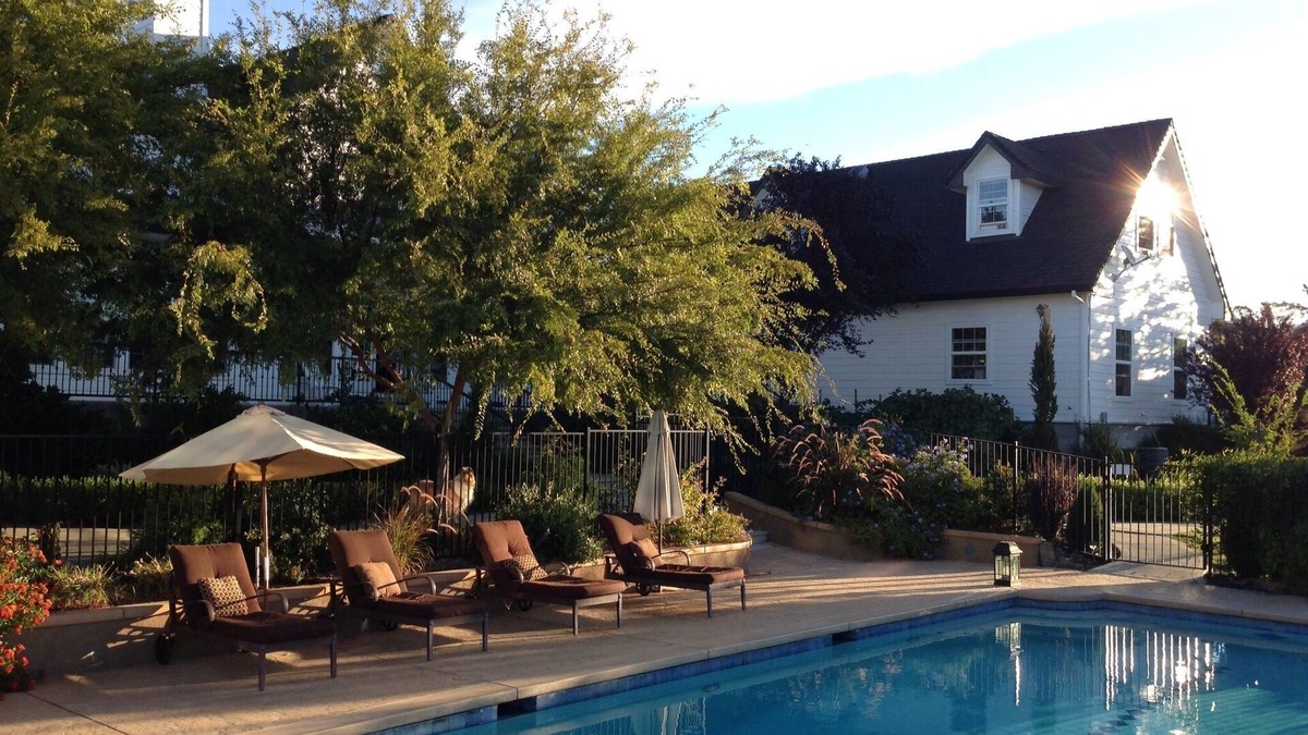 North Auburn Cottage | Carriage Loft - HOT Large Spa, Full Kitchen, Pool, private unit.