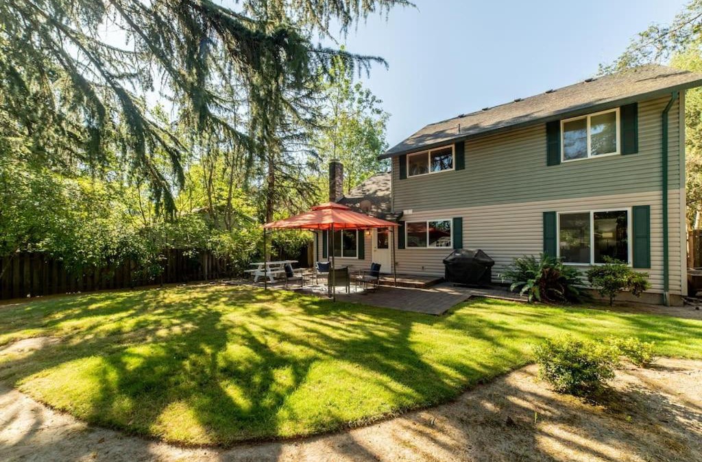 Beaverton House | Carriage Way The Restful Retreat King Bed yard