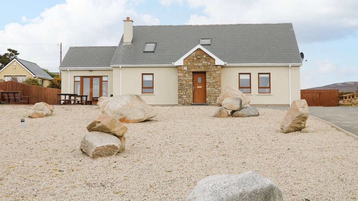 Derrybeg House | CARRICK COTTAGE, family friendly in Derrybeg, County Donegal