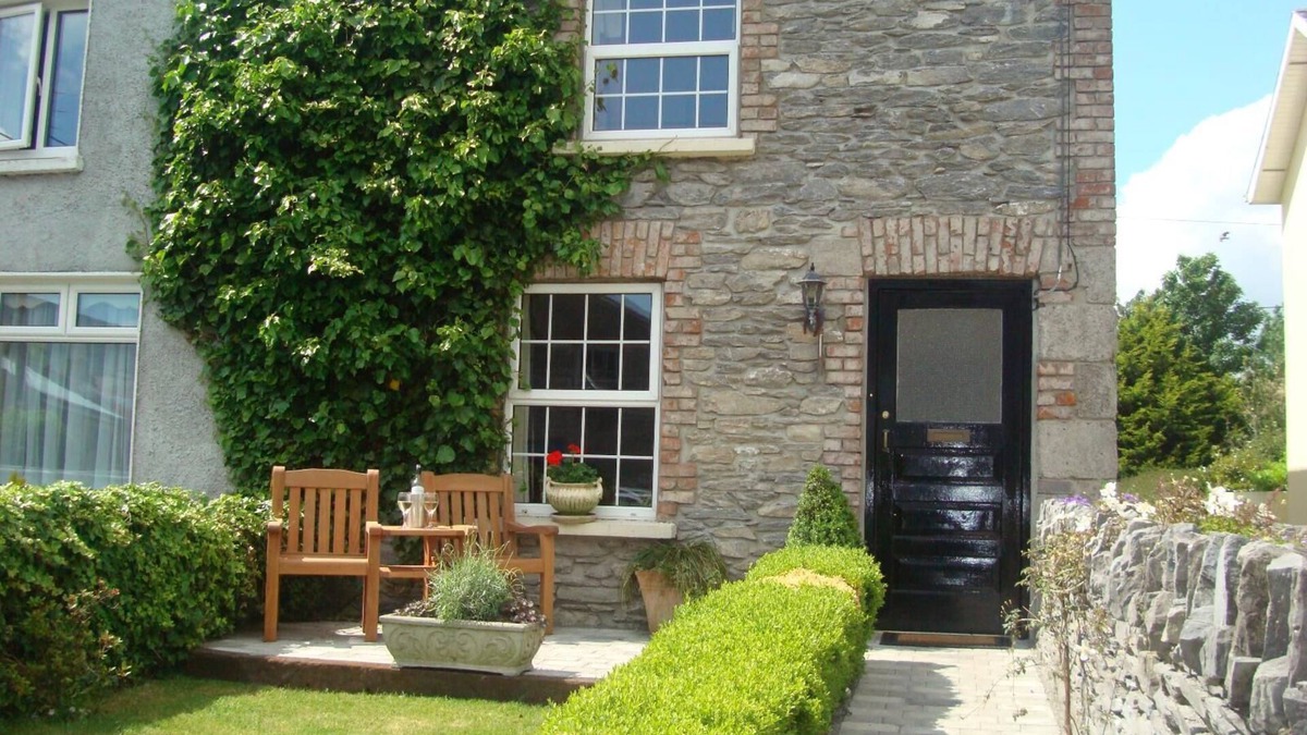 Kenmare Cottage | Carrig Beag - a carrig beag that sleeps 4 guests in 2 bedrooms