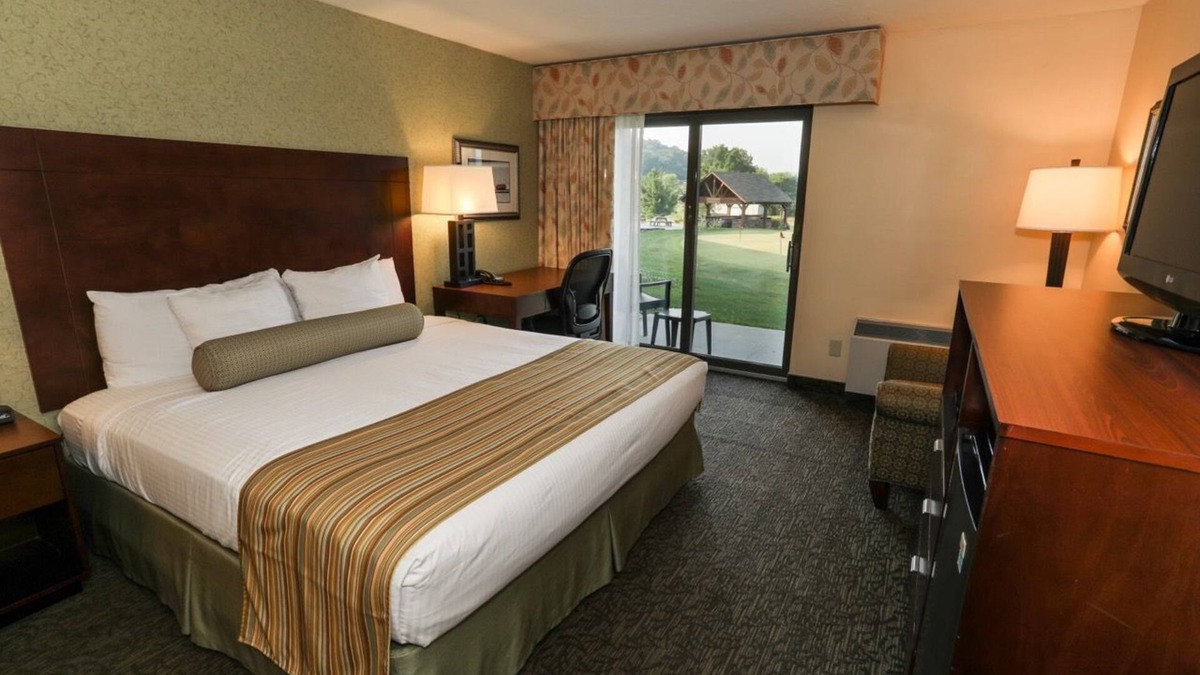 Fairfield Apartment | Carroll Valley Accessible | King Room + Golf Views