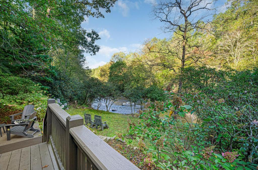 Ellijay House | Cartacay River Retreat - North Georgia Riverfront Cabin - Riverside access, cozy living spaces, game room, and outdoor amenities