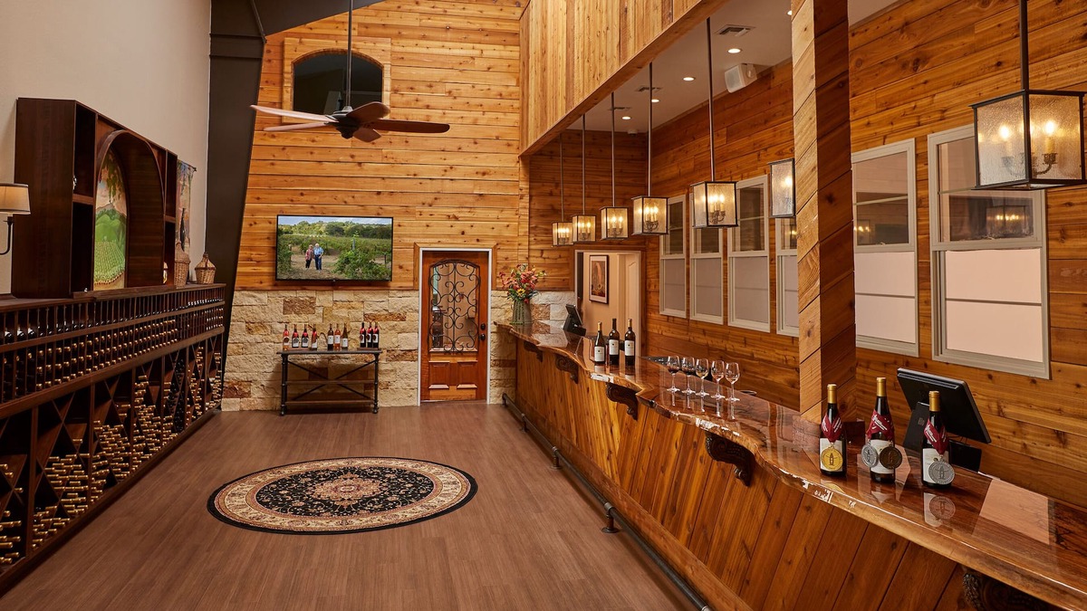 Johnson City Hotel | Carter Creek Winery Resort & Spa