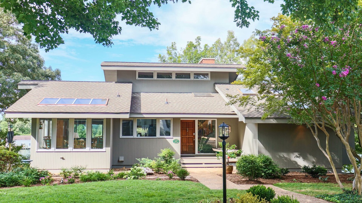 Irvington House | Carter’s Creek Waterfront, Beach, Kayaks, Deepwater Dock, Walk to Town, Unwind