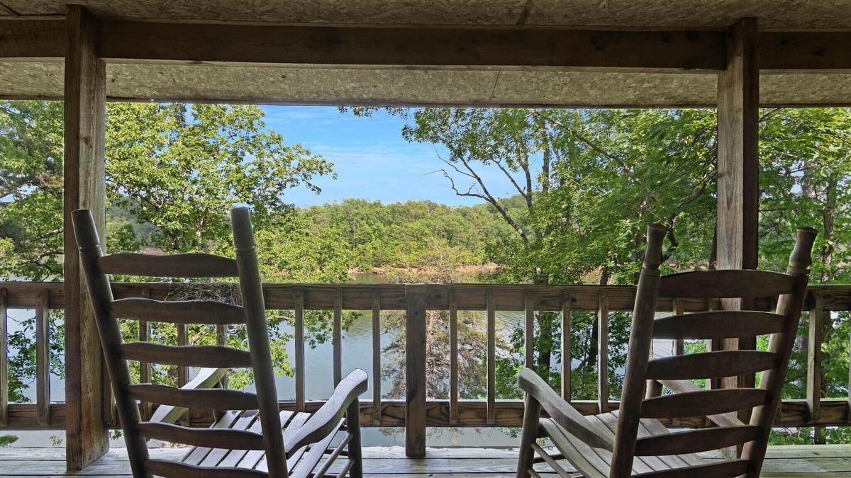 Ellijay House | Carters Lake Lakeside Log Cabin #3 includes free boat slip at the Marina