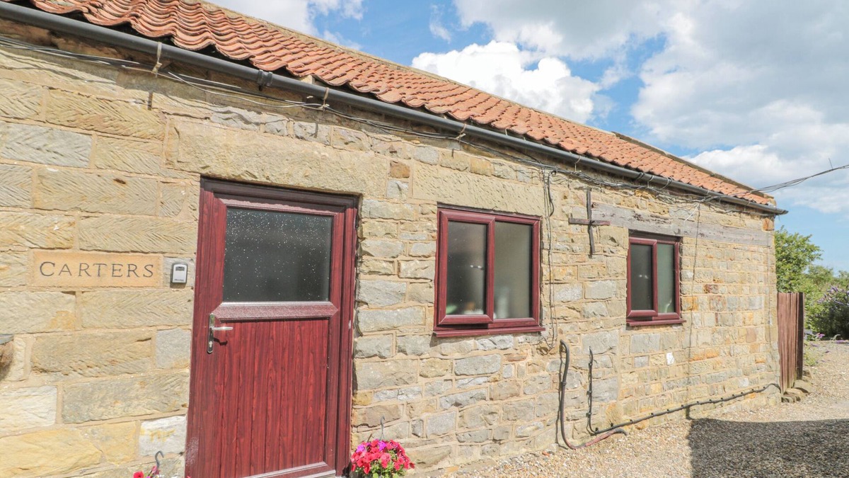 Scarborough Cottage | CARTERS, with hot tub in Staintondale