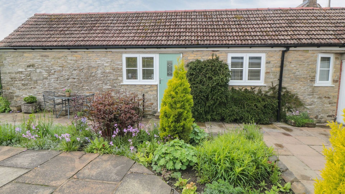 Scawton Cottage | CARTWHEEL COTTAGE, romantic, character holiday cottage in Yearsley
