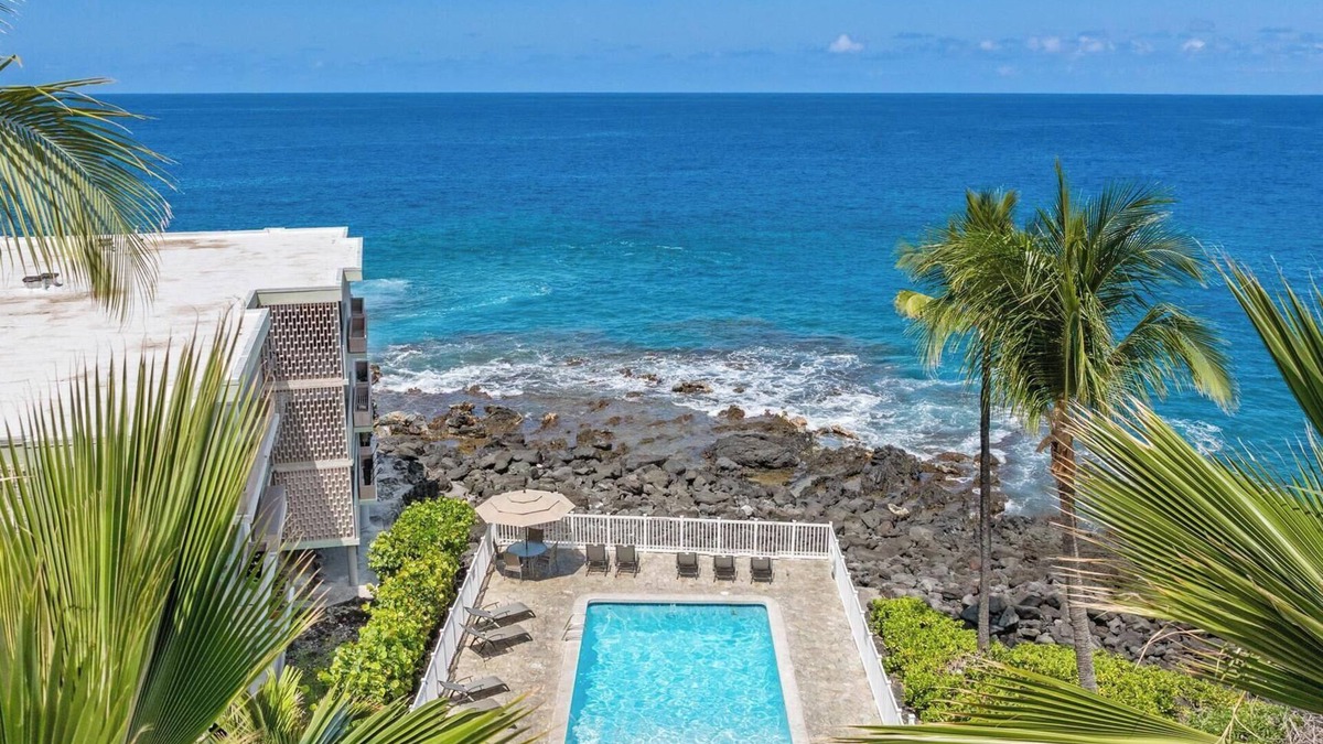 Kailua-Kona Condo | Casa Aloha Designer Condo w Oceanfront Pool