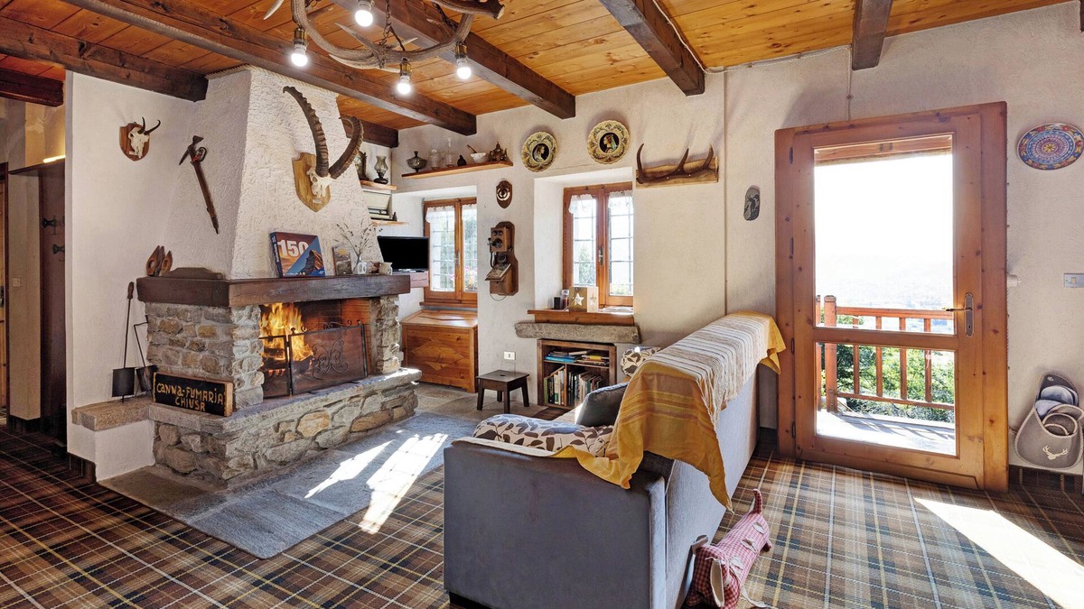 Crevoladossola House | Casa Alpinone: detached rustic house in the countryside with private garden and orchard