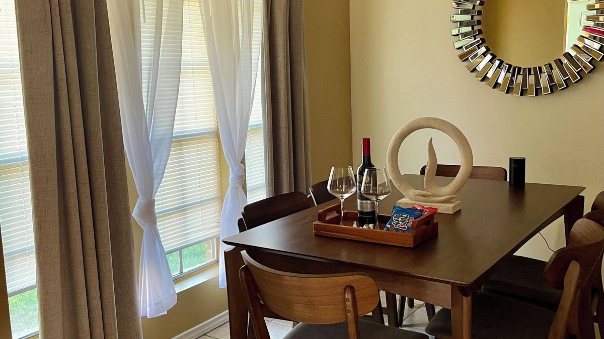 Atascocita House | Casa amigos sleeps 8 near Airport , downtown or Woodlands mall, near many rest .