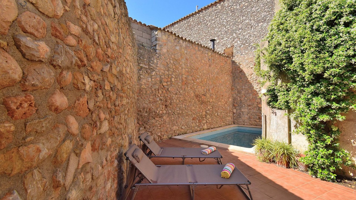Binissalem Ski Chalet | Casa Anita 257 fantastic townhouse with private pool, terrace and air-conditioning