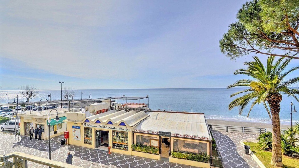 Maiori Apartment | Casa Arpeggio: An elegant and welcoming apartment located in the center of Maiori and a few meters from the sea.