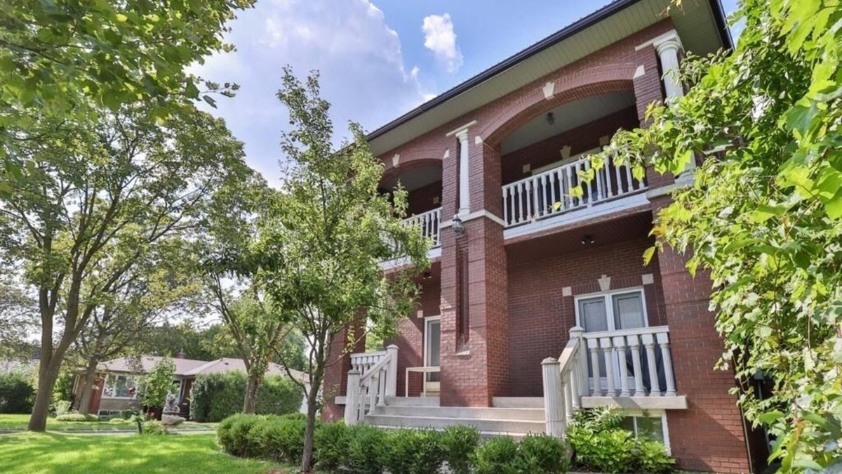 Newtonbrook House | Casa Athena — Luxury Toronto Mansion with Gym