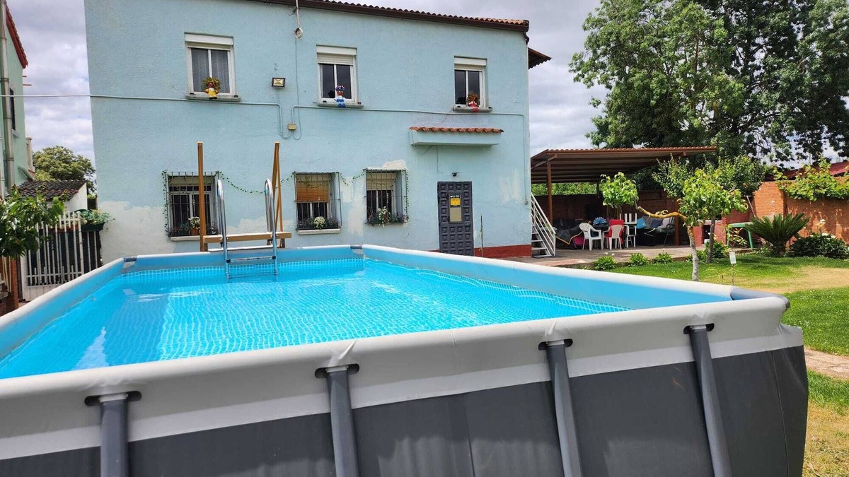 Albelda de Iregua House | Casa Azul, breathes tranquility with swimming pool, barbecue and a large garden.