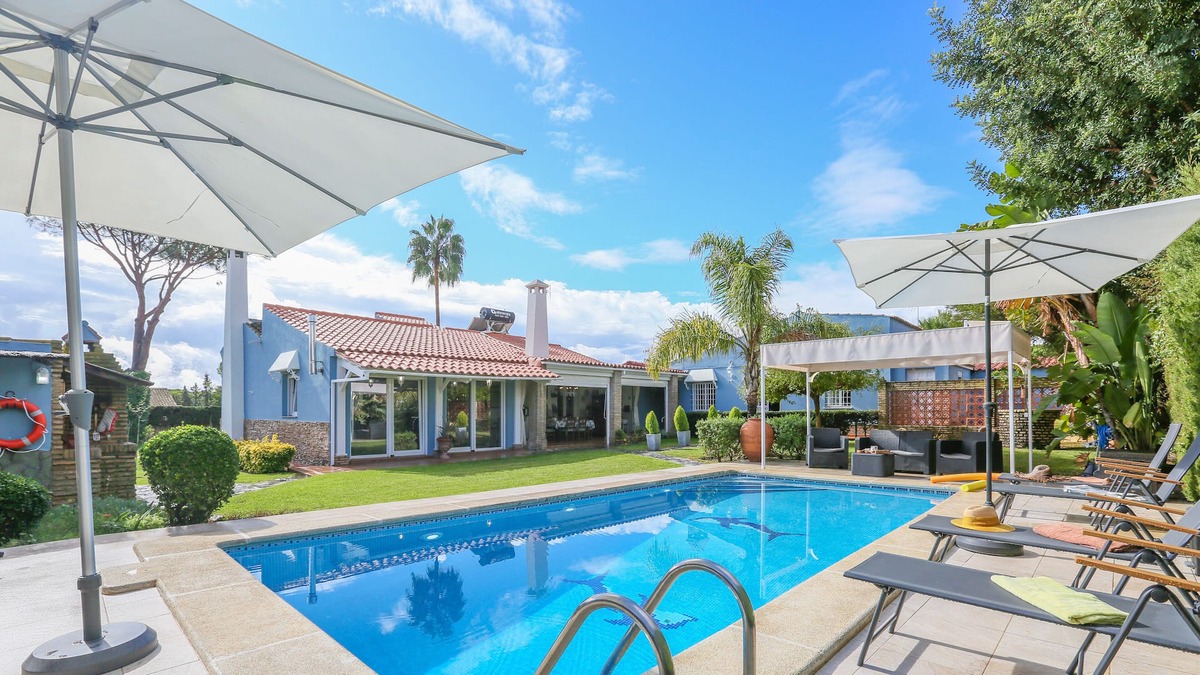 Aljaraque House | CASA AZUL - SUITE VERDE - Fantastic room with private bathroom, shared pool and free WiFi.