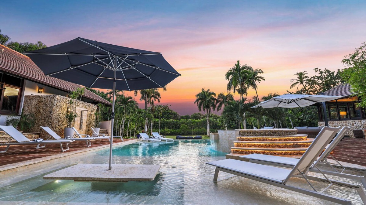 Casa de Campo Villa | Casa Bailey: 6 bdrm w/pool/jacuzzi/outdoor BBQ & firepit! Walk to beach!