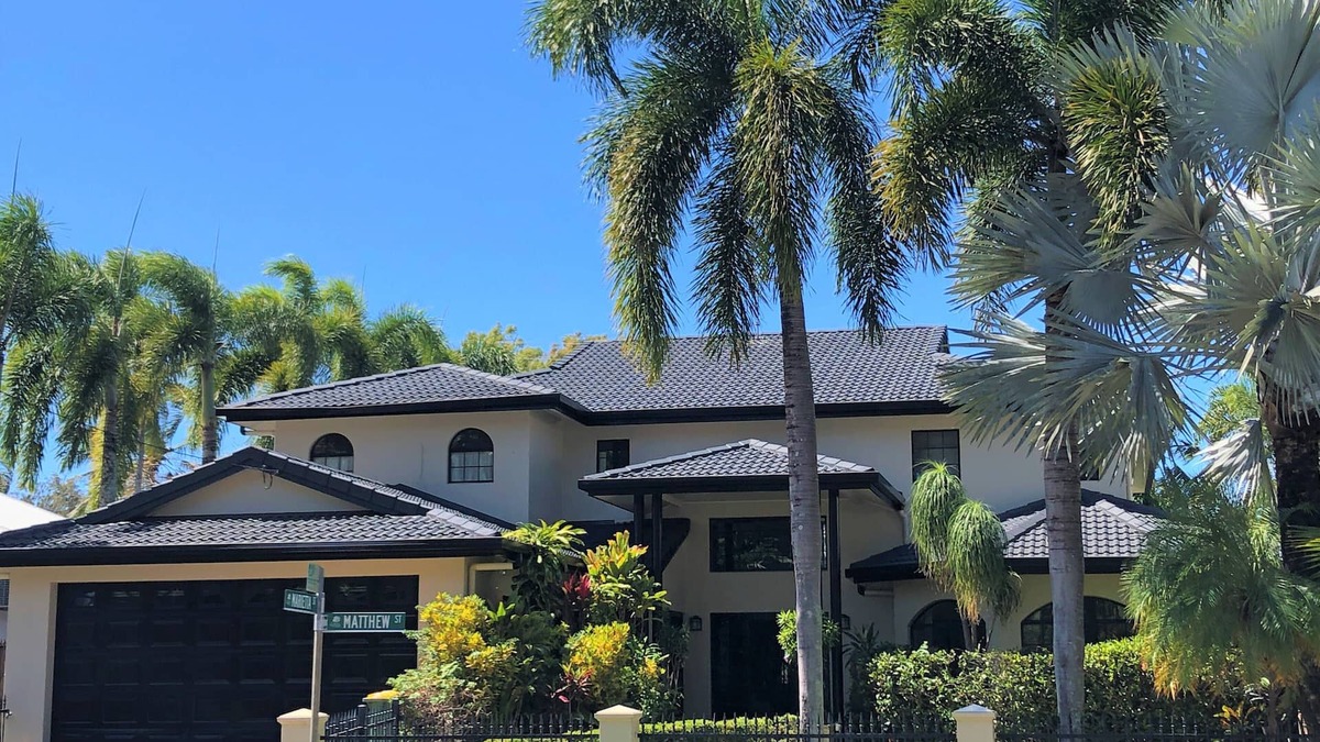 Holloways Beach House | Casa Bella Vista - Luxury Beachfront Home near Great Barrier Reef