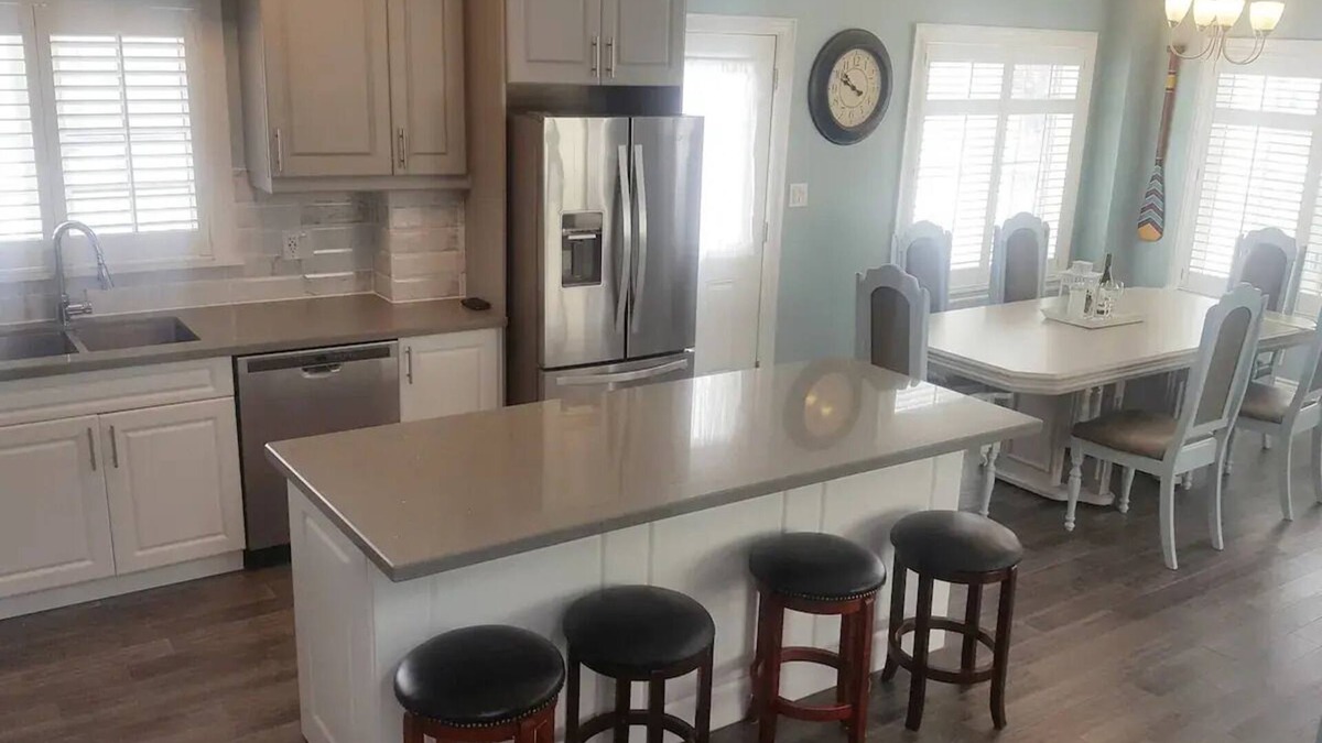 Crystal Beach House | Casa Blanca Cottage - 7 Minute walk to Crystal Beach
