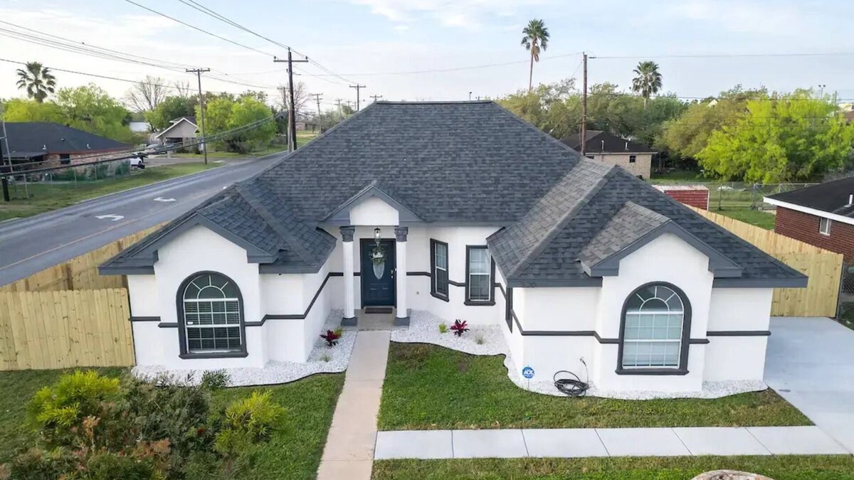 Weslaco House | Casa Blanca, Cozy Mid valley