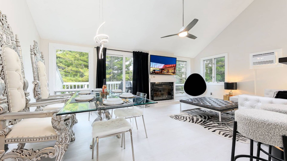 Acme Condo | ⛳ Casa Blanco: Hilltop Condo | Luxe Interiors + Bay Views + Walk to Dining ➠ 5736