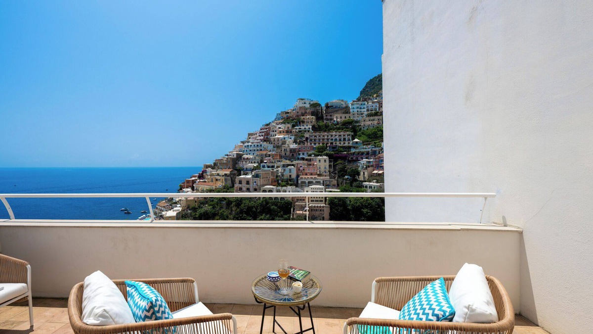 Positano City Centre House | CASA BLÙ DAMA is centrally located in the heart of Positano has a Beautiful view