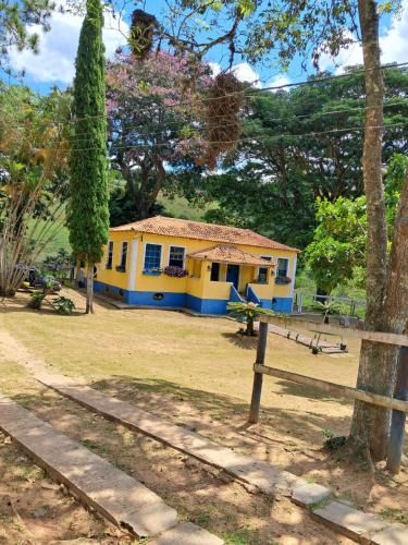 Sacra Familia do Tingua House | Casa de fazenda com lago