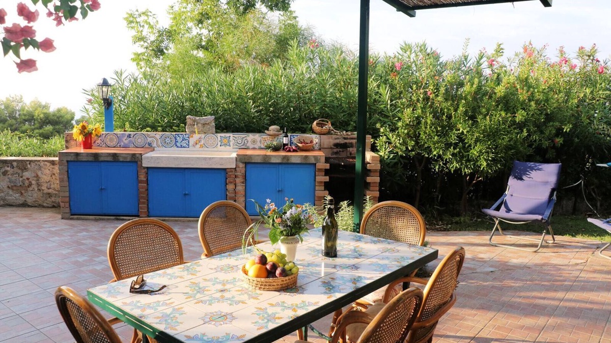 Ricadi House | Casa Capri, for 4 people with shared swimming pool and access to the beach