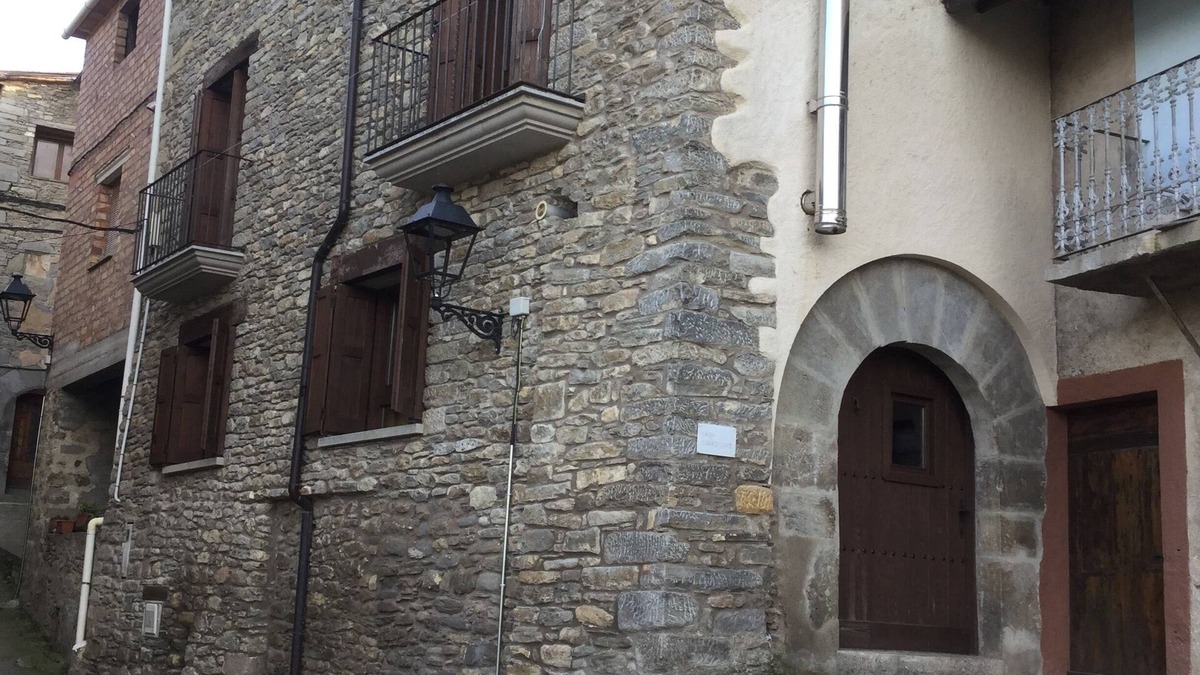 Lascuarre House | Casa Carbonero is a rural house located in Lascuarre, a medieval town
