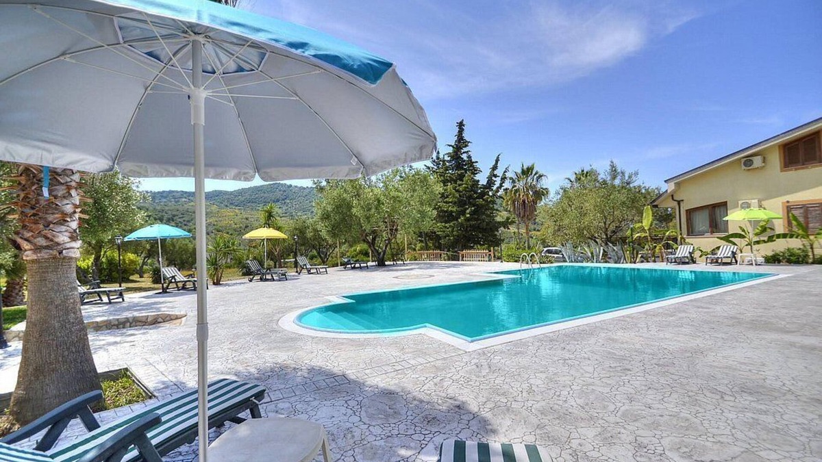 Ascea House | Casa Clelia F: A welcoming apartment surrounded by the greenery.