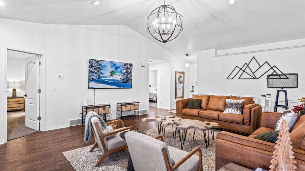 Logan House | Casa Cliffside: Animal Friendly, Mountain Getaway w/Private Balcony