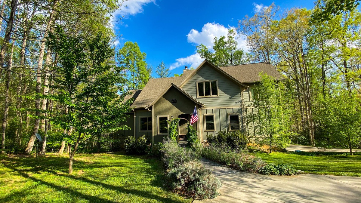 Fairview House | Casa Colibrí Mountain Home Near AVL w/Outdoor Entertainment