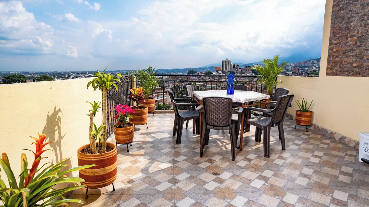 Cali House | Casa Colonial San Antonio, ideal for family and friends (Private parking)