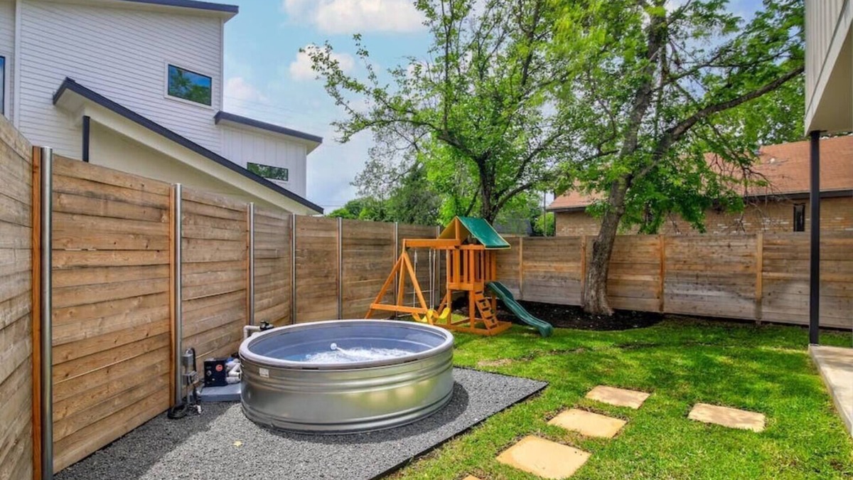 Highland House | Casa Contempo - Sleeps 6, Parking, Pool, Yard, NEW