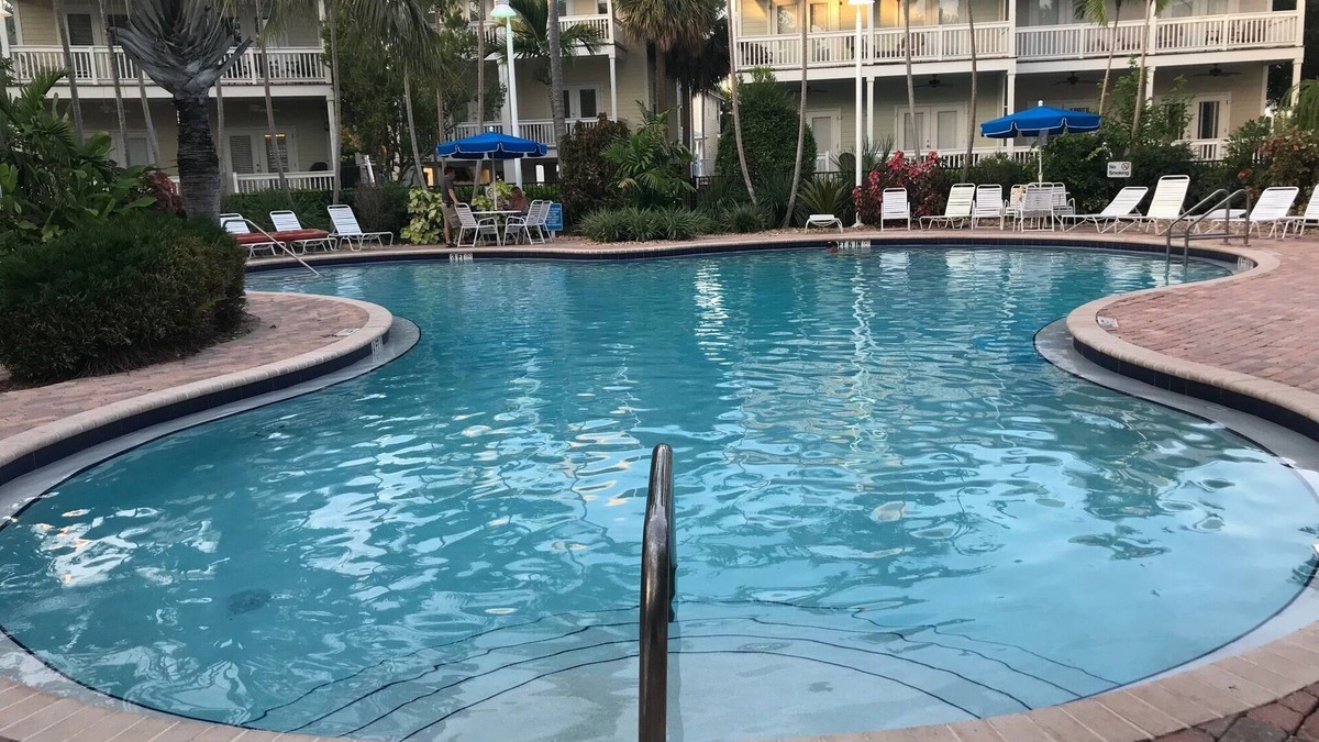 Key West House | Casa Cove Beautiful Tropical 3 KING SUITES Sleeps 8- 2 miles to beach