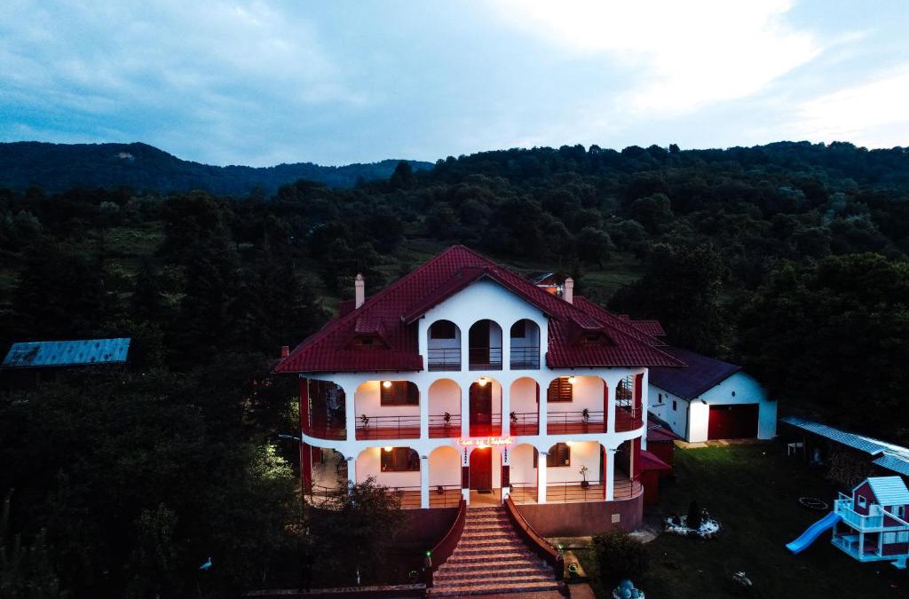 Corbi House | Casa cu Elefanți