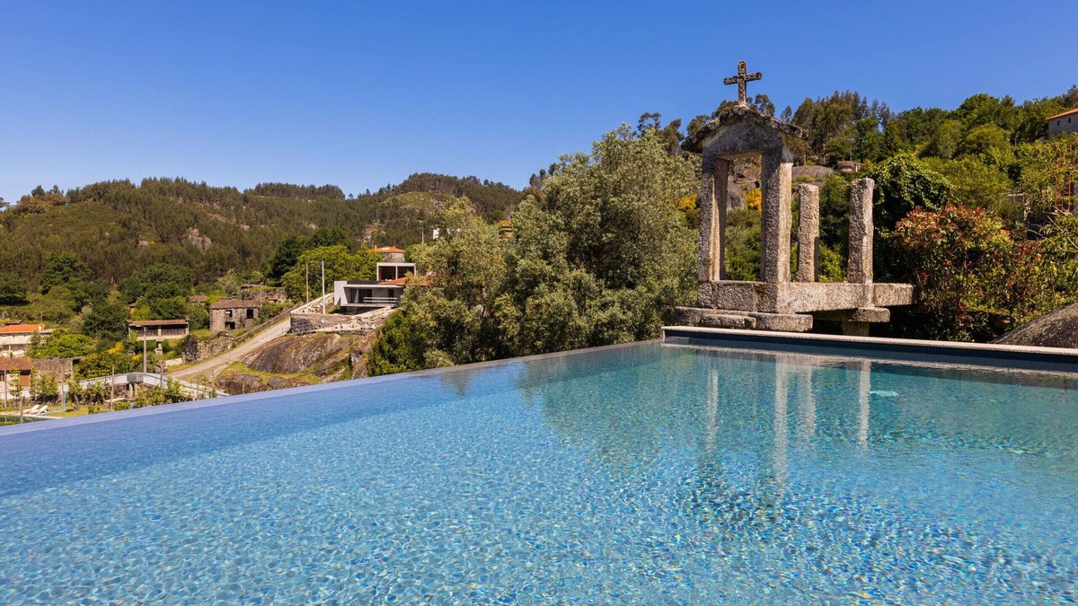 Guilhofrei House | Casa da Capela - House with infinity pool by House and People
