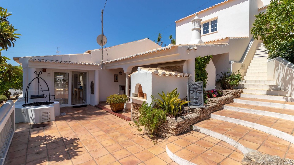 Poco Partido Villa | Casa da Saudade - Heated swimming pool, walking distance to town and beach