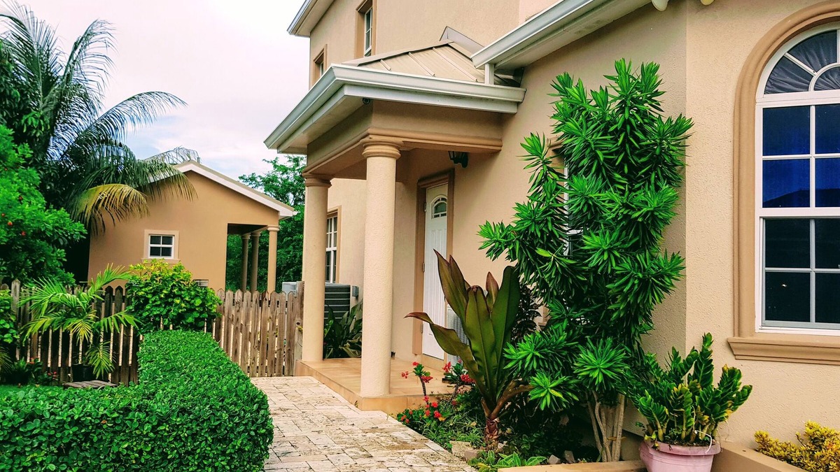 Patricks Island Apartment | Casa de Bells 2 - Studio apartment with pool, gazebo, private entrance & parking