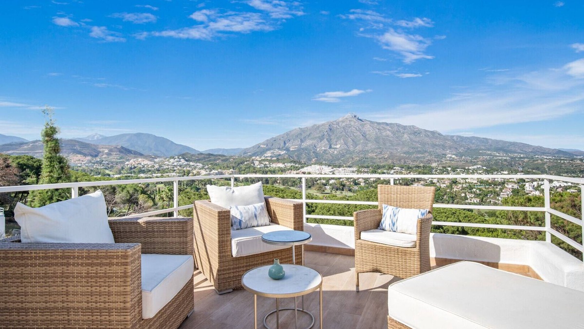 Nueva Andalucia Apartment | Casa de la Barca - 4br - Views & Rooftop Jacuzzi!