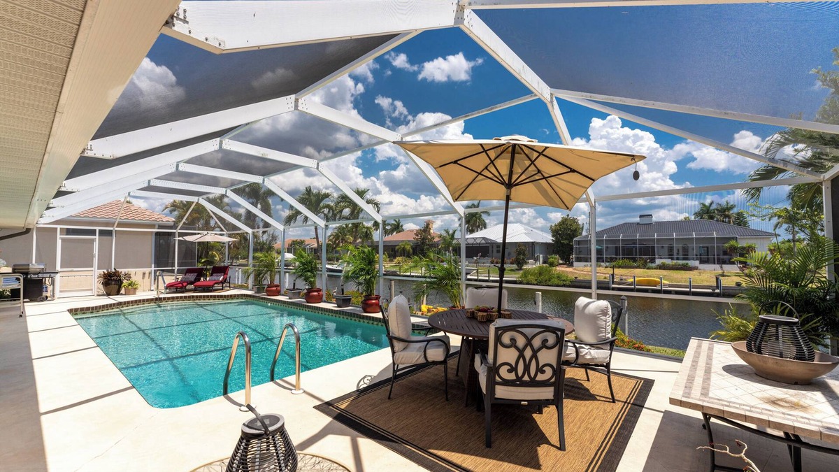Punta Gorda House | Casa De La Wren - Luxury Home - Pristine Condition - Waterfront. Heated Pool
