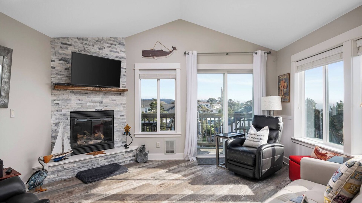 Lincoln City Condo | Casa de Marea - Oceanview, shops, restaurant's, & the beach - Sleeps 6 - Garage