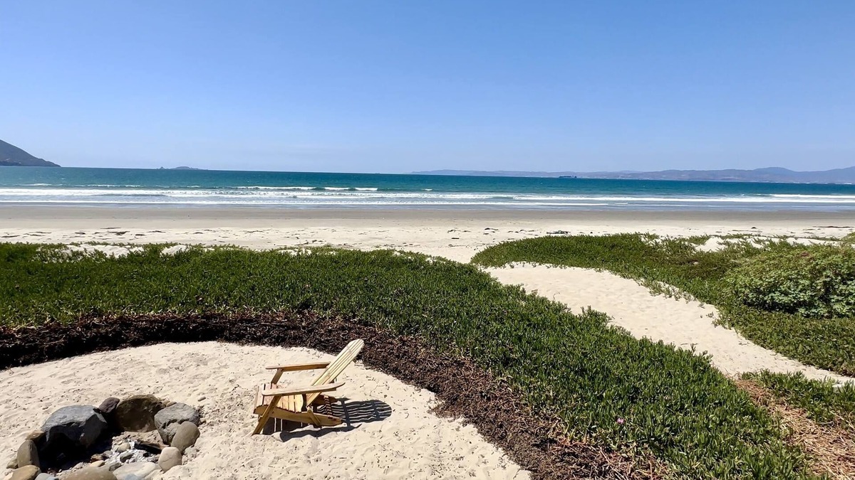Lengueta Arenosa House | Casa de Paz, house of peace, is a long and thin beauty with views clear through.