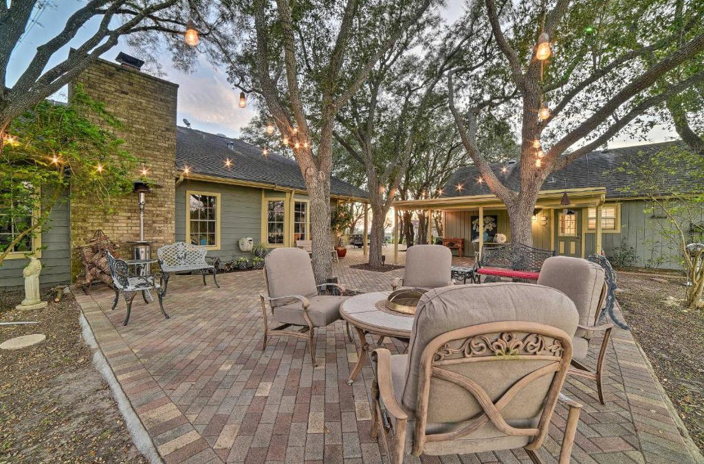 Corpus Christi House | Casa de Samuel - Patio, Fountain and Outdoor Kitchen