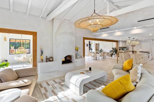 Warm Sands Villa | Casa De Tierra by ACME House Company