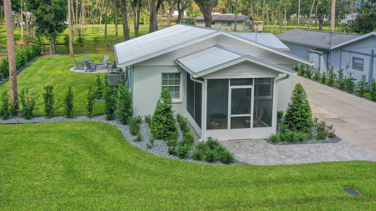 Crystal River House | Casa De Verde a Peaceful Cottage with Dock Access in the Heart of Crystal River