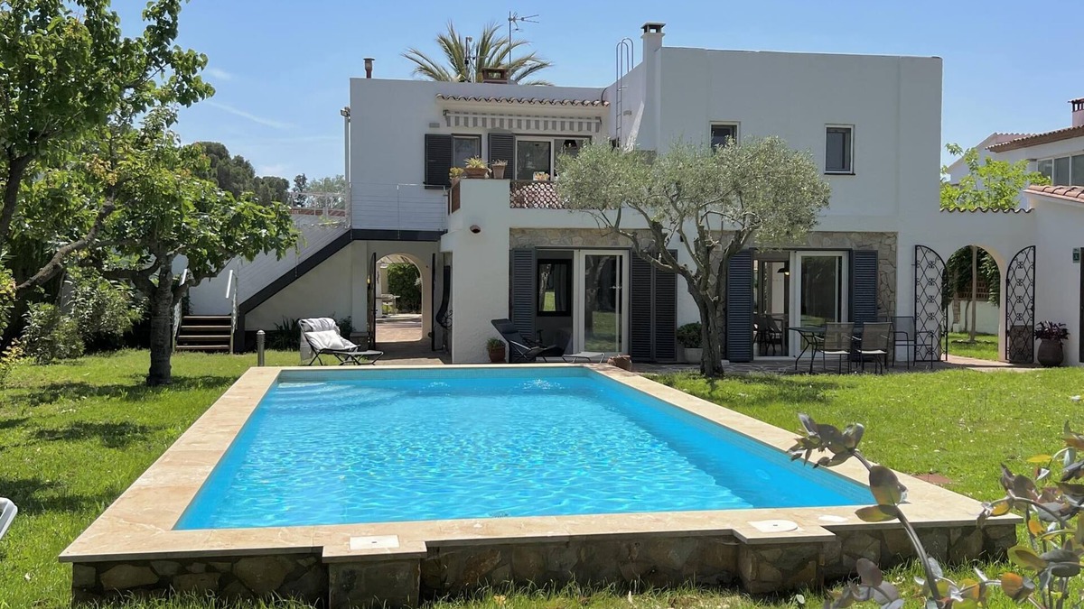 L'Escala Villa | Casa Del Mar- Large villa with garden and 2 pools 50 meters from the beach