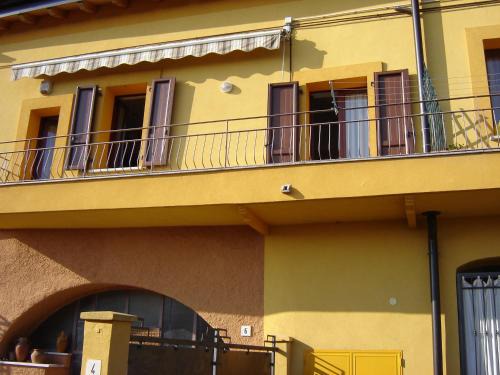 Gavardo Apartment | CASA DEL SOLE APPARTAMENTO N° 2 WHITE AND GOLD ROOM