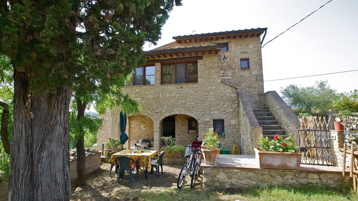 Asciano Apartment | Casa di charme in a casolare di pietra con giardino privato